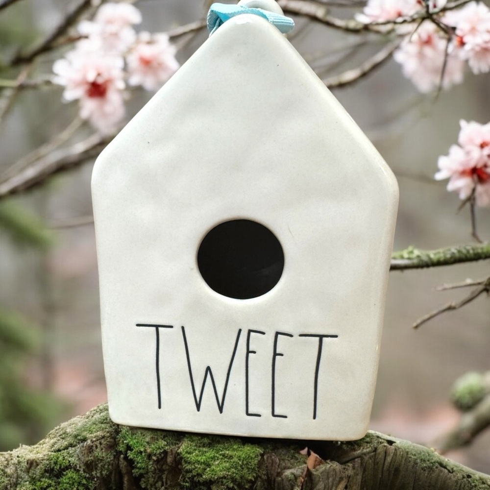 NWT Rae Dunn TWEET Birdhouse
CERAMIC Brand New Collectible Ceramic Birdhouse NEW - Picture 3 of 15